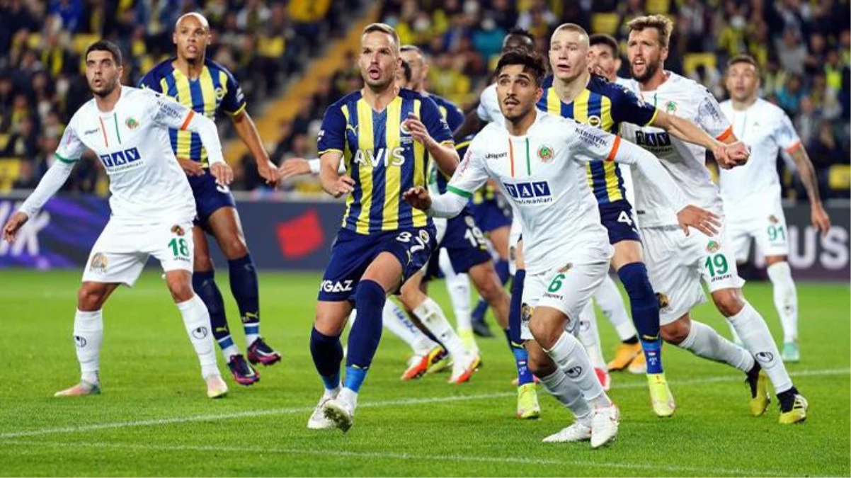 Kanarya tepe yolunda ağır yara aldı! Fenerbahçe, alanında Alanyaspor'a 2-1 mağlup oldu