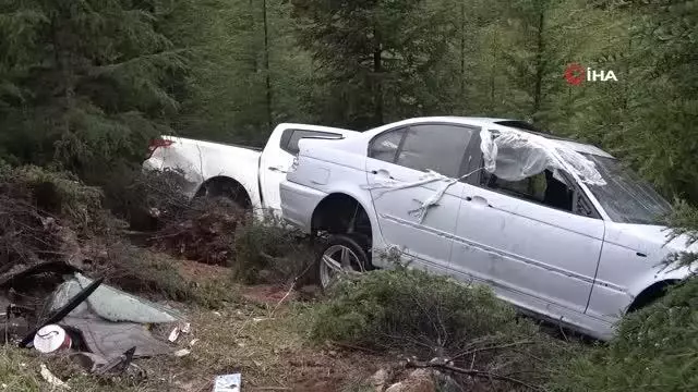 Arızalanan aracı yolcularla birlikte taşıyan çekici TEM'de devrildi