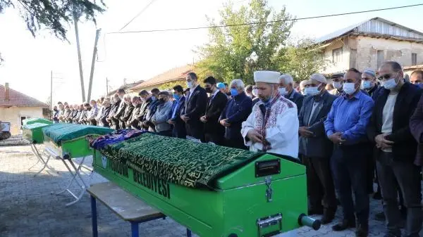 Trafik kazasında yaşamlarını kaybeden 4 kişilik aile yan yana toprağa verildi