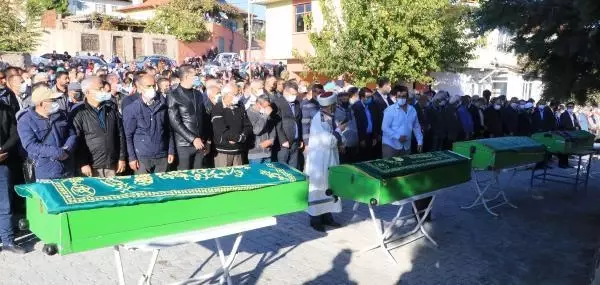 Trafik kazasında yaşamlarını kaybeden 4 kişilik aile yan yana toprağa verildi