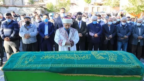 Trafik kazasında yaşamlarını kaybeden 4 kişilik aile yan yana toprağa verildi