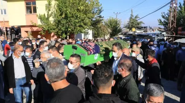 Trafik kazasında yaşamlarını kaybeden 4 kişilik aile yan yana toprağa verildi