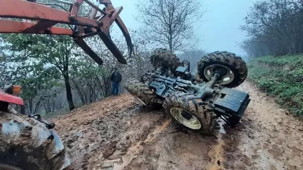 Traktör devrildi, sürücü öldü
