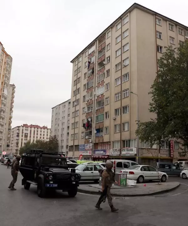 Anne ve babasını alıkoydu, intihar girişiminde bulundu Anne ve babasını alıkoydu, intihar girişiminde bulundu