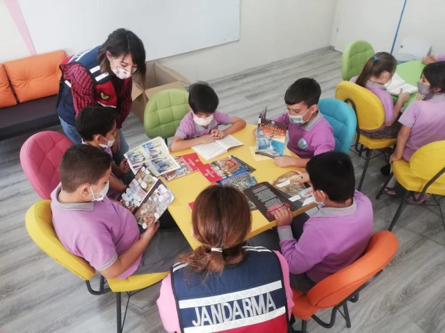 Aydın'da jandarma, köy okulunun kütüphanesine kitap bağışladı
