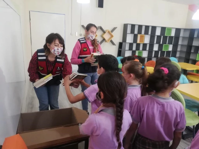 Aydın'da jandarma, köy okulunun kütüphanesine kitap bağışladı