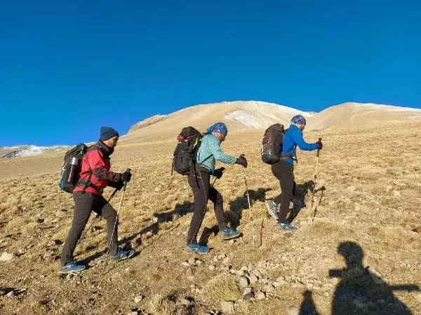 AYNI GÜN SÜPHAN VE NEMRUT'A TIRMANARAK ZİRVE YAPTILAR