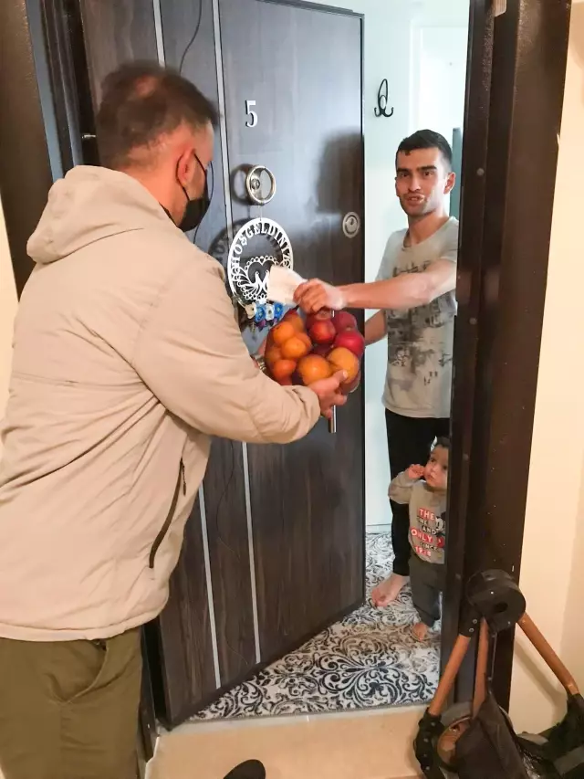 Çiftlikköy ilçesinde karantinadaki vatandaşların evlerine meyve gönderiliyor