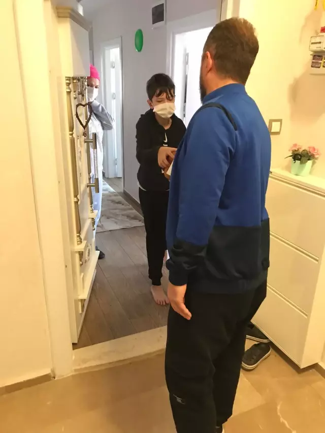 Çiftlikköy ilçesinde karantinadaki vatandaşların evlerine meyve gönderiliyor