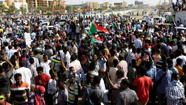 Son Dakika! Sudan'da hükümet feshedildi, ülke genelinde fevkalâde hal ilan edildi