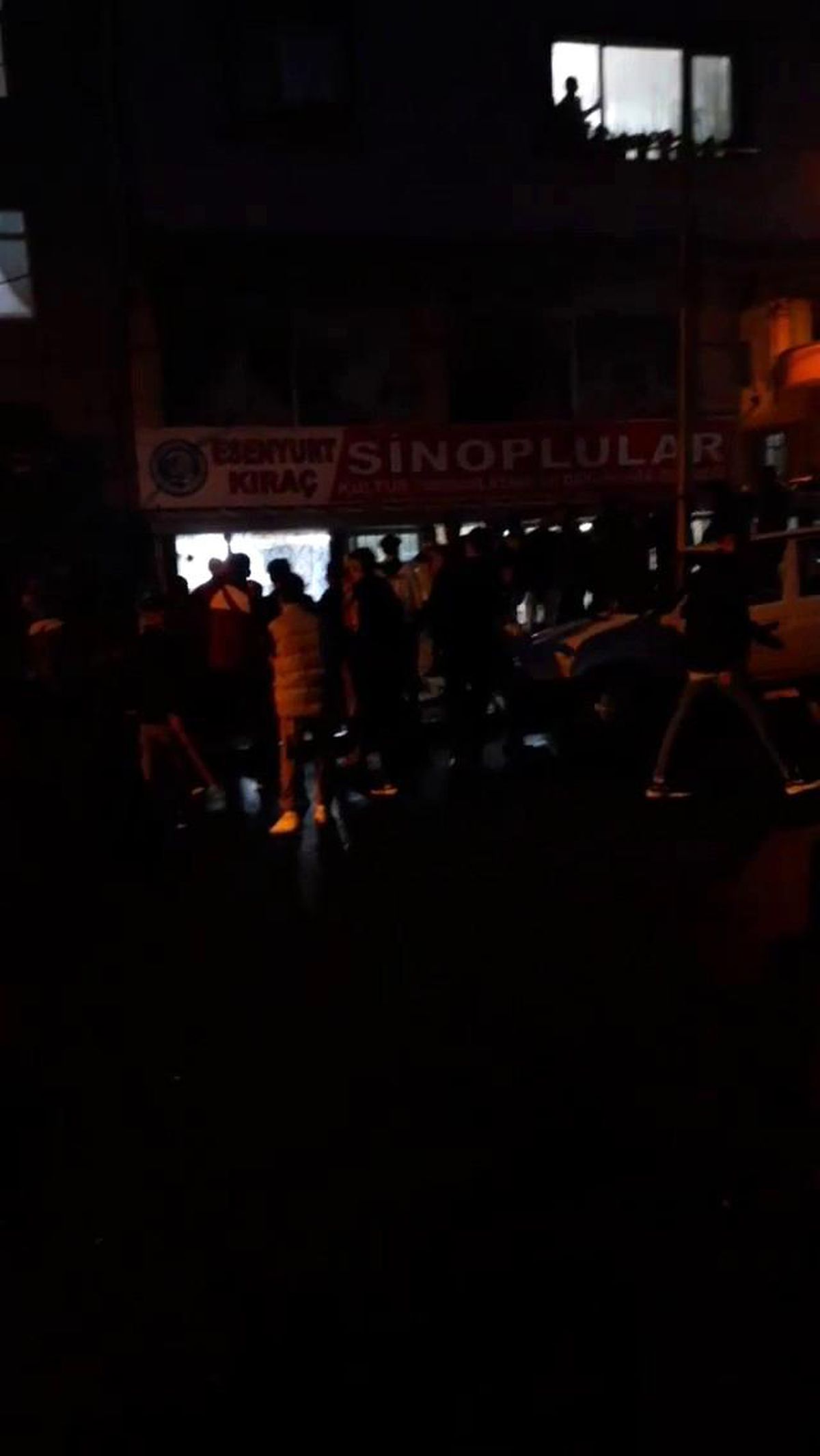 Esenyurt'ta dernek bastılar, ortalığı savaş alanına çevirdiler