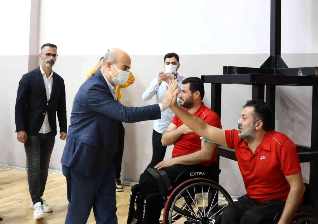 Gençlik ve Spor Bakanı Kasapoğlu'ndan Tekerlekli Sandalye Basketbol takımına destek