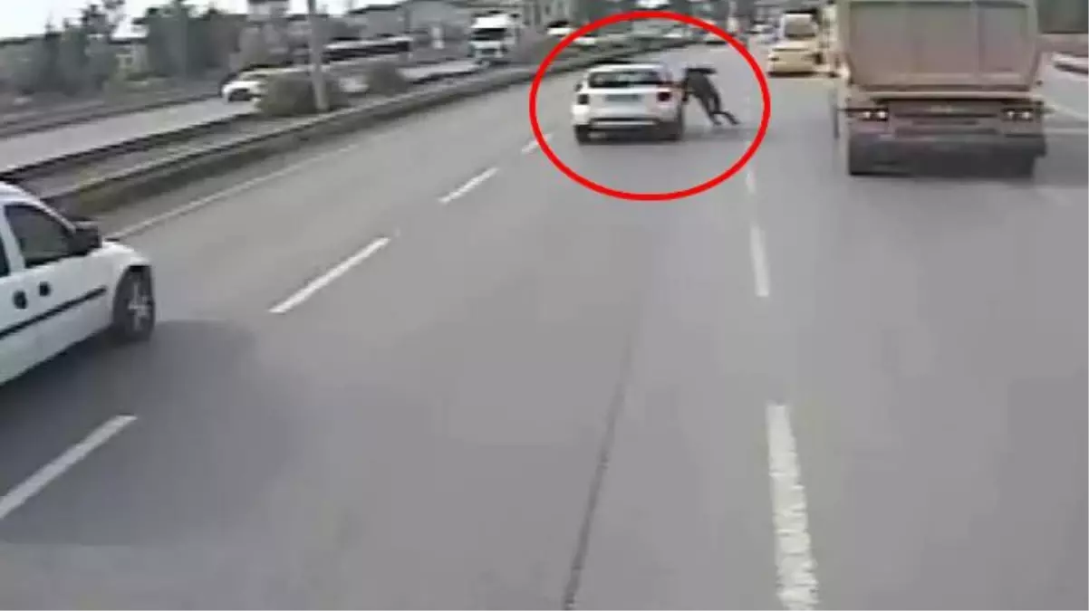 Şile otobanında inanılmaz kaza! Kamyonun altında kalmaktan son anda kurtuldu, o anlar kamerada