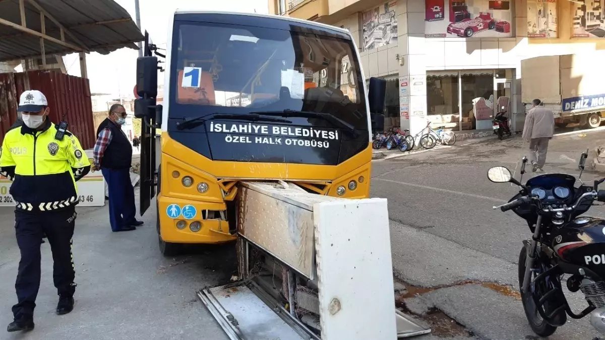 Halk otobüsü kaza yaptı, 3 mahallenin interneti kesildi