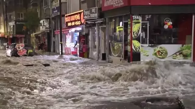 İçme suyu ana hattı patladı