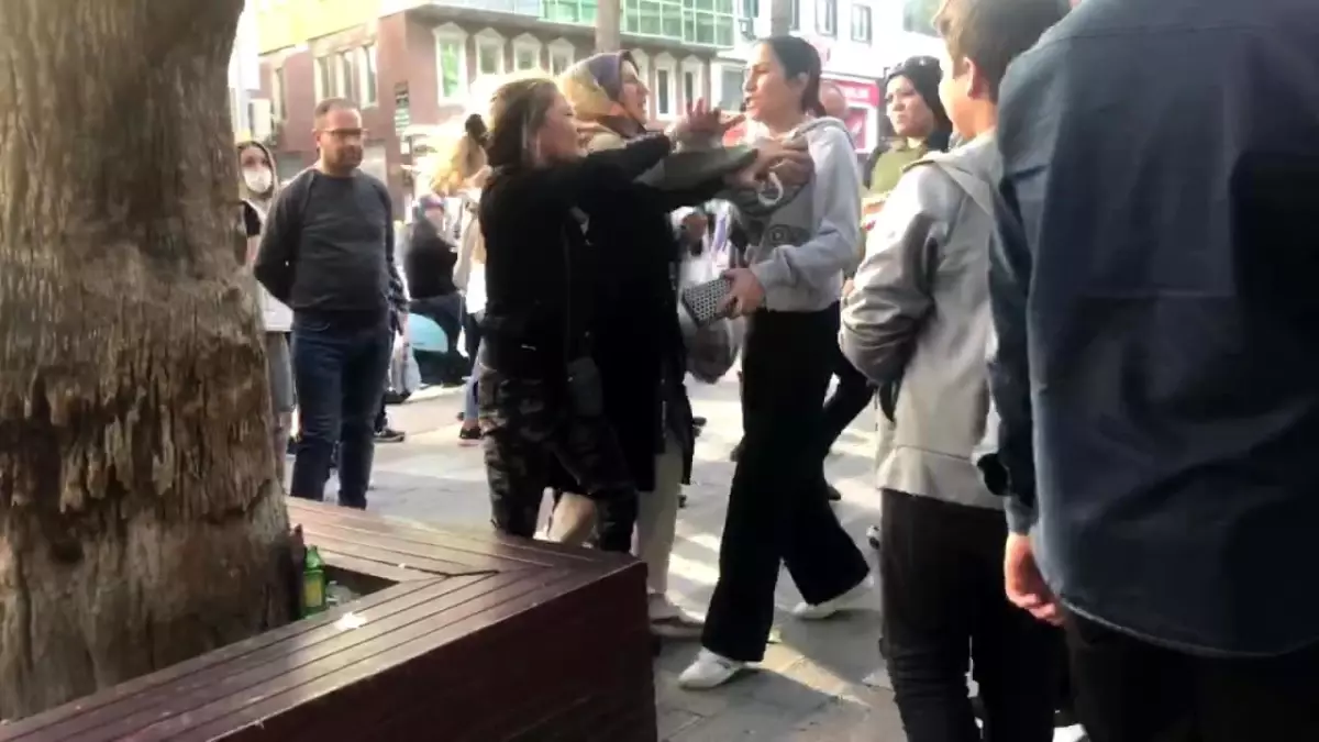 Öfkeli genç kız, babasını dolandıran kadını sokak ortasında dövdü