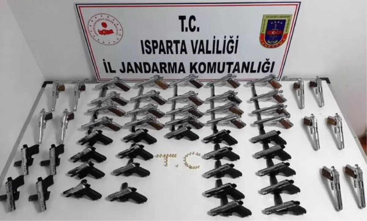 Isparta'da otomobilde 53 ruhsatsız tabanca ele geçirildi