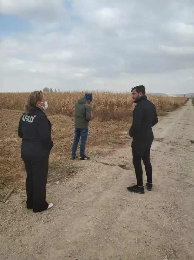 Karaman'da tarla yolunda yüzey yarıkları oluştu