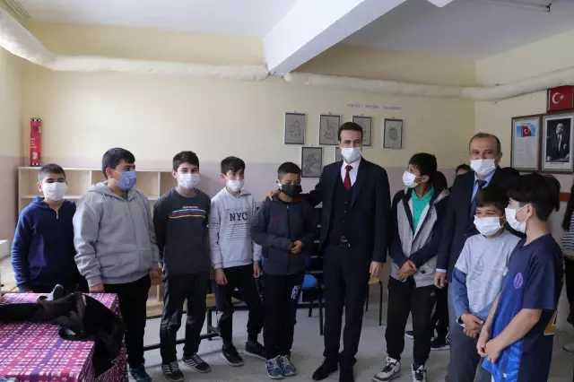 Kaymakam, aşılama oranının artması için sağlık ekipleriyle kapı kapı dolaşıyor