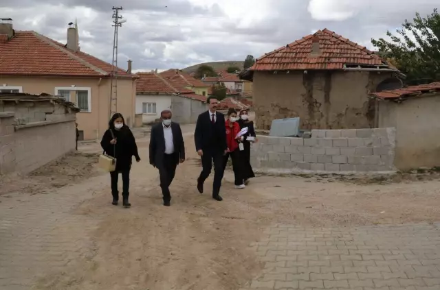 Kaymakam, aşılama oranının artması için sağlık ekipleriyle kapı kapı dolaşıyor