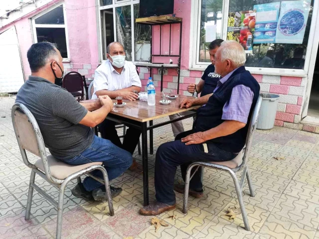 Osmaneli Kaymakamı Ünal ilçedeki vatandaşlara Kovid-19 aşısının ehemmiyetini anlatıyor