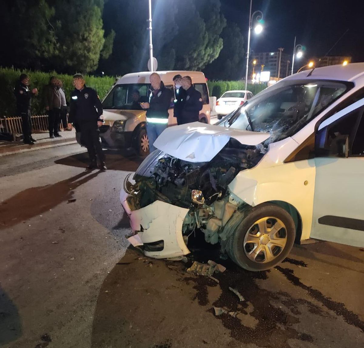 Malatya'da polisten kaçan şüpheli, otomobili ekip aracına çarpınca yakalandı