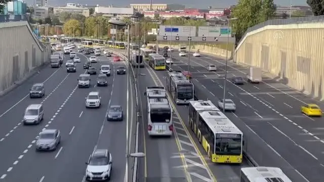 Metrobüs arızası nedeniyle Edirnekapı durağında araç kuyruğu oluştu