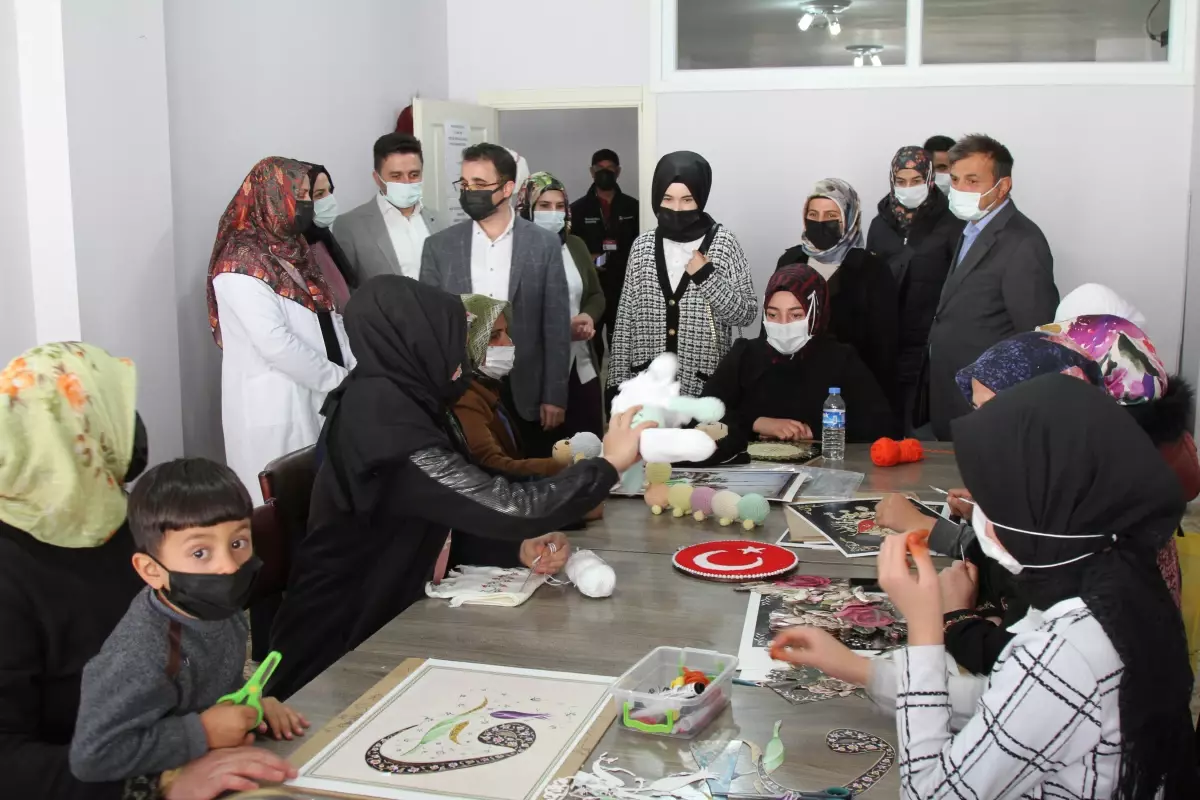 Özalp'ta kadınların yaptıkları ürünler sergilendi