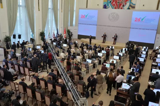 Özbekistan'da yapılan seçimleri Cumhurbaşkanı Mirziyoyev yeniden kazandı