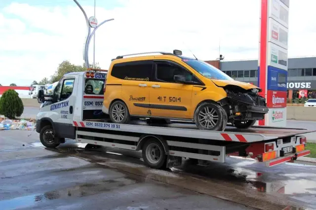 petrol istasyonuna dalan taksi hurda araci ve 8 14484978 o