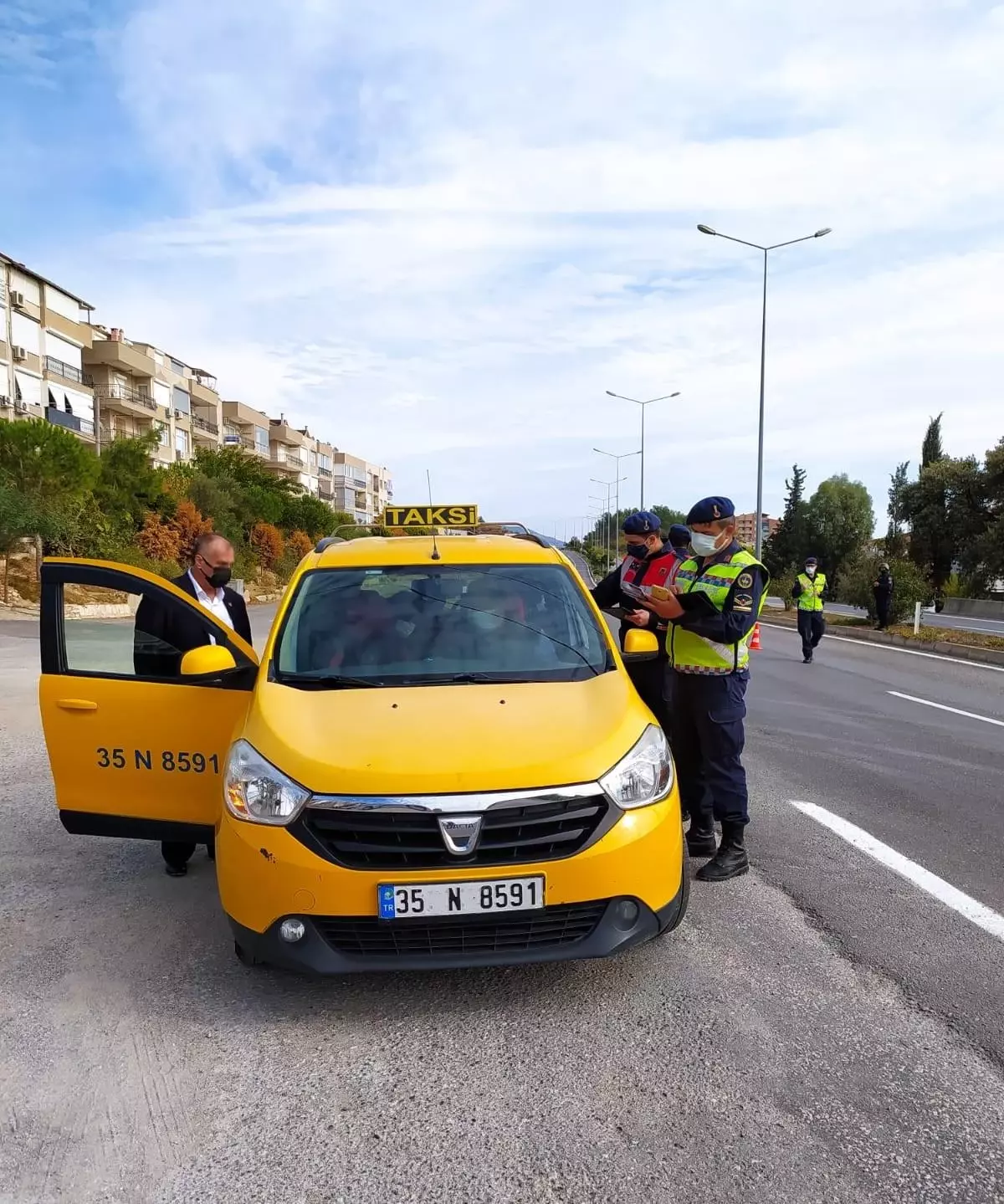 Seferihisar'da toplu taşıma araçları ve taksilere yönelik denetim yapıldı