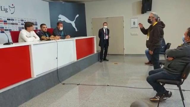Adana Demirspor'un hocasına olay tepki! Gazeteciler salonunu terk etti