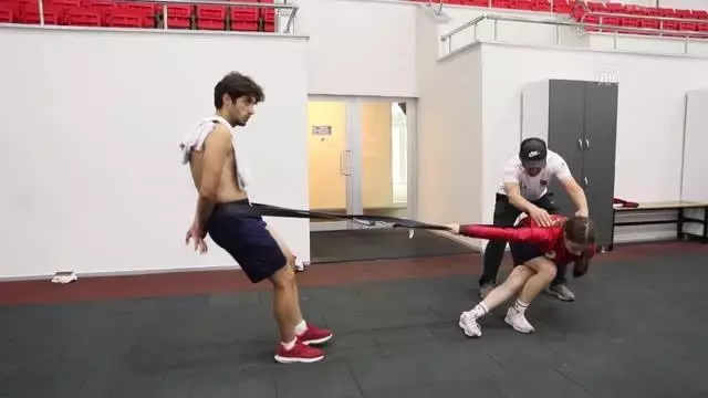 Türkiye rekoru kıran short track sporcusu Derya Karadağ'ın hedefi Pekin Olimpiyatları