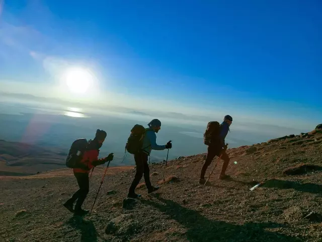 AYNI GÜN SÜPHAN VE NEMRUT'A TIRMANARAK ZİRVE YAPTILAR