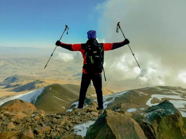 AYNI GÜN SÜPHAN VE NEMRUT'A TIRMANARAK ZİRVE YAPTILAR