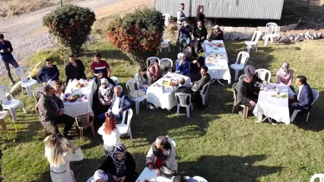 Son dakika... Gelin ve damadın giydiği kıyafet davetlileri şaşırttı: Yangın söndürme tatbikatı gibi düğün
