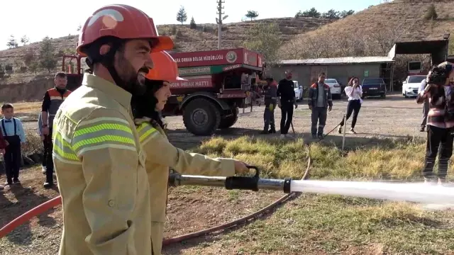 Son dakika... Gelin ve damadın giydiği kıyafet davetlileri şaşırttı: Yangın söndürme tatbikatı gibi düğün