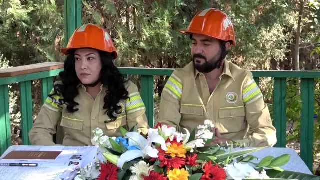 Son dakika... Gelin ve damadın giydiği kıyafet davetlileri şaşırttı: Yangın söndürme tatbikatı gibi düğün