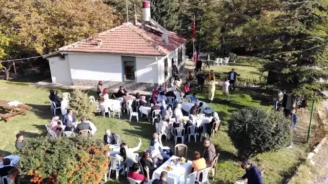 Son dakika... Gelin ve damadın giydiği kıyafet davetlileri şaşırttı: Yangın söndürme tatbikatı gibi düğün