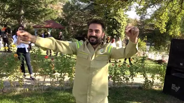 Son dakika... Gelin ve damadın giydiği kıyafet davetlileri şaşırttı: Yangın söndürme tatbikatı gibi düğün