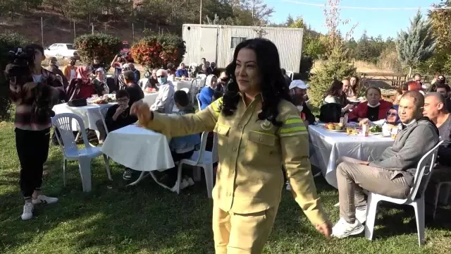 Son dakika... Gelin ve damadın giydiği kıyafet davetlileri şaşırttı: Yangın söndürme tatbikatı gibi düğün