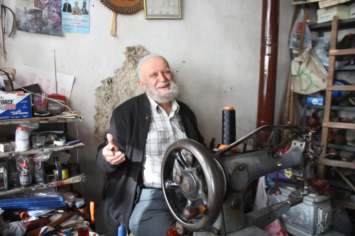 76 yaşındaki ayakkabı tamircisi mesleğini ilk günkü heyecanla sürdürüyor
