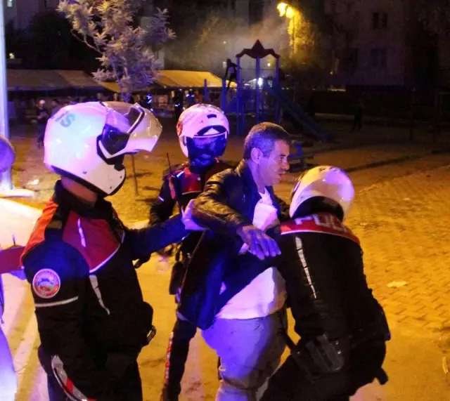 Sokak düğününde havaya ateş açanları gözaltına almak isteyen polis kalabalığın direnciyle karşılaştı