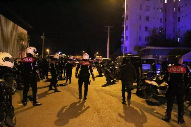 Sokak düğününde havaya ateş açanları gözaltına almak isteyen polis kalabalığın direnciyle karşılaştı