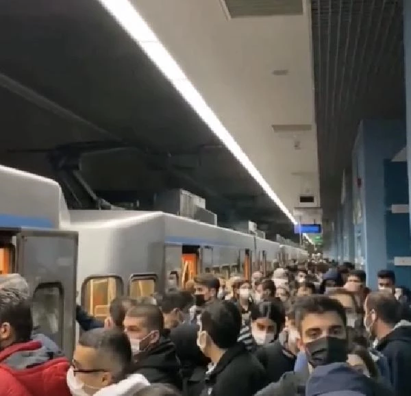 İstanbul'da metro bozulunca yolcular tünelde yürüdü