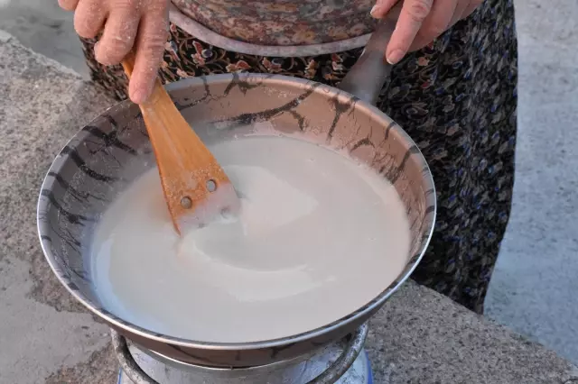 Düğünlerin lezzeti nişasta helvası geleneksel yöntemlerle hazırlanıyor
