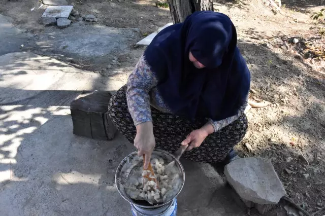 Düğünlerin lezzeti nişasta helvası geleneksel yöntemlerle hazırlanıyor