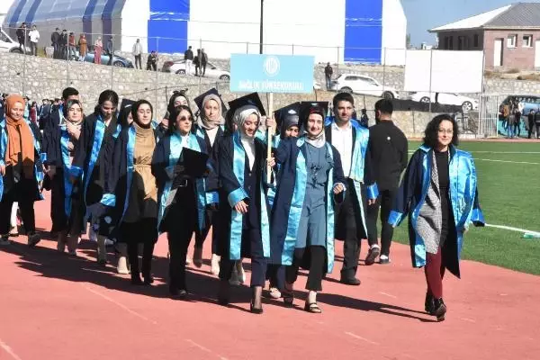 bitlis eren universitesi nde pandemi nedeniyle ertelenen mezuniyet toreni yapildi