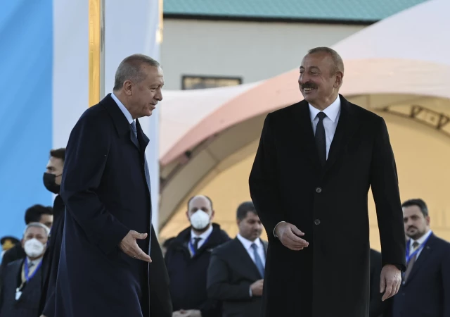 Cumhurbaşkanı Erdoğan, Azerbaycan'da resmi merasimle karşılandı