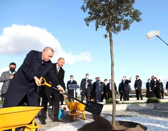 Cumhurbaşkanı Erdoğan ve Azerbaycan Cumhurbaşkanı Aliyev, AA'nın Karabağ Zaferi sergisini gezdi